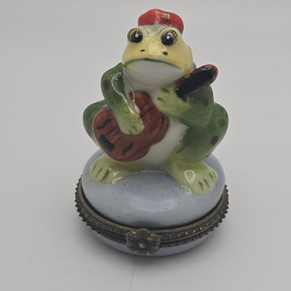 Serenading Frog Trinket Holder